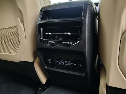 Used 2024 Jeep Grand Cherokee Limited image 31