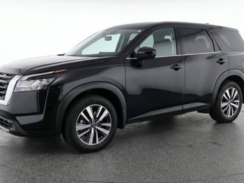 Used 2025 Nissan Pathfinder SV FWD image 3