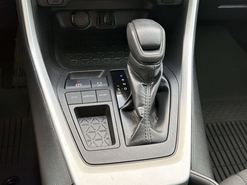 Used 2021 Toyota RAV4 LE FWD image 18
