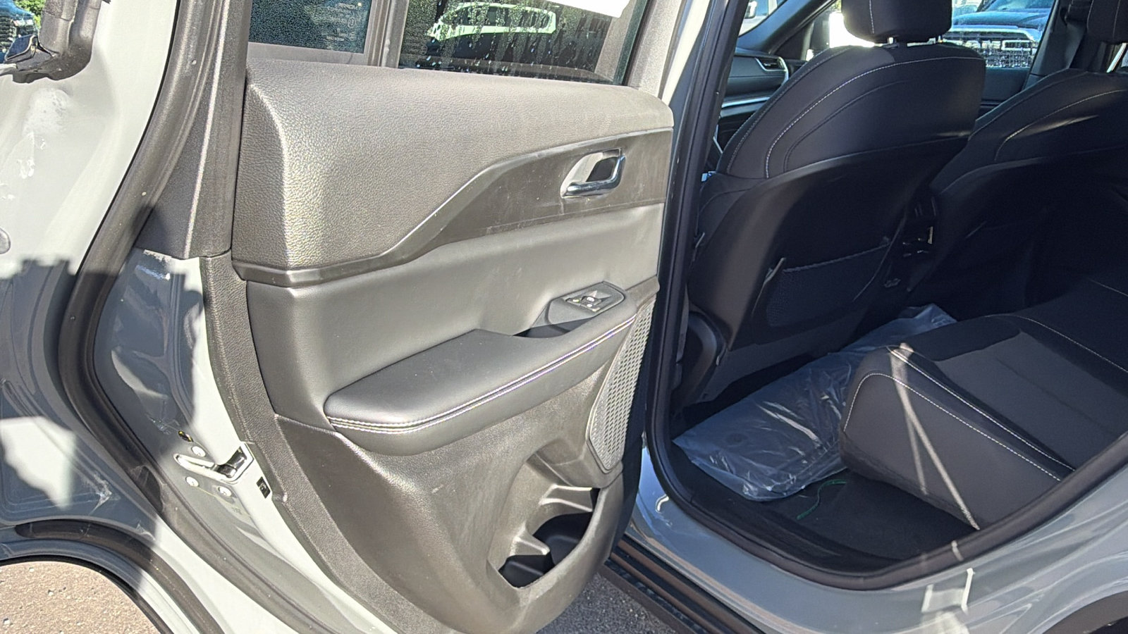 New 2027 Jeep Grand Cherokee Laredo RWD image 18
