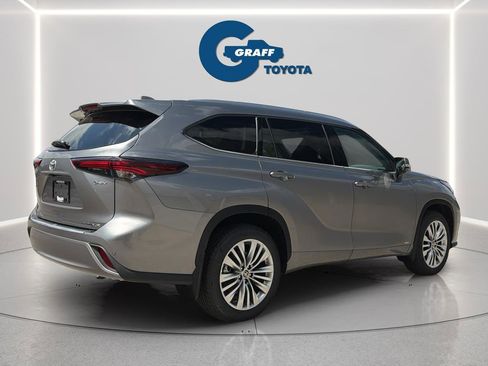 Used 2026 Toyota Highlander Platinum image 8