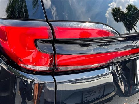 Used 2024 Chrysler Pacifica Premium FWD image 23