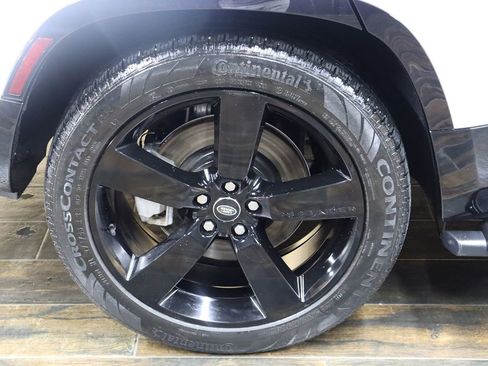 Used 2024 Land Rover Defender 130 X-Dynamic SE AWD/4WD image 24