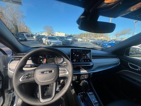 Used 2025 Jeep Compass Limited image 28