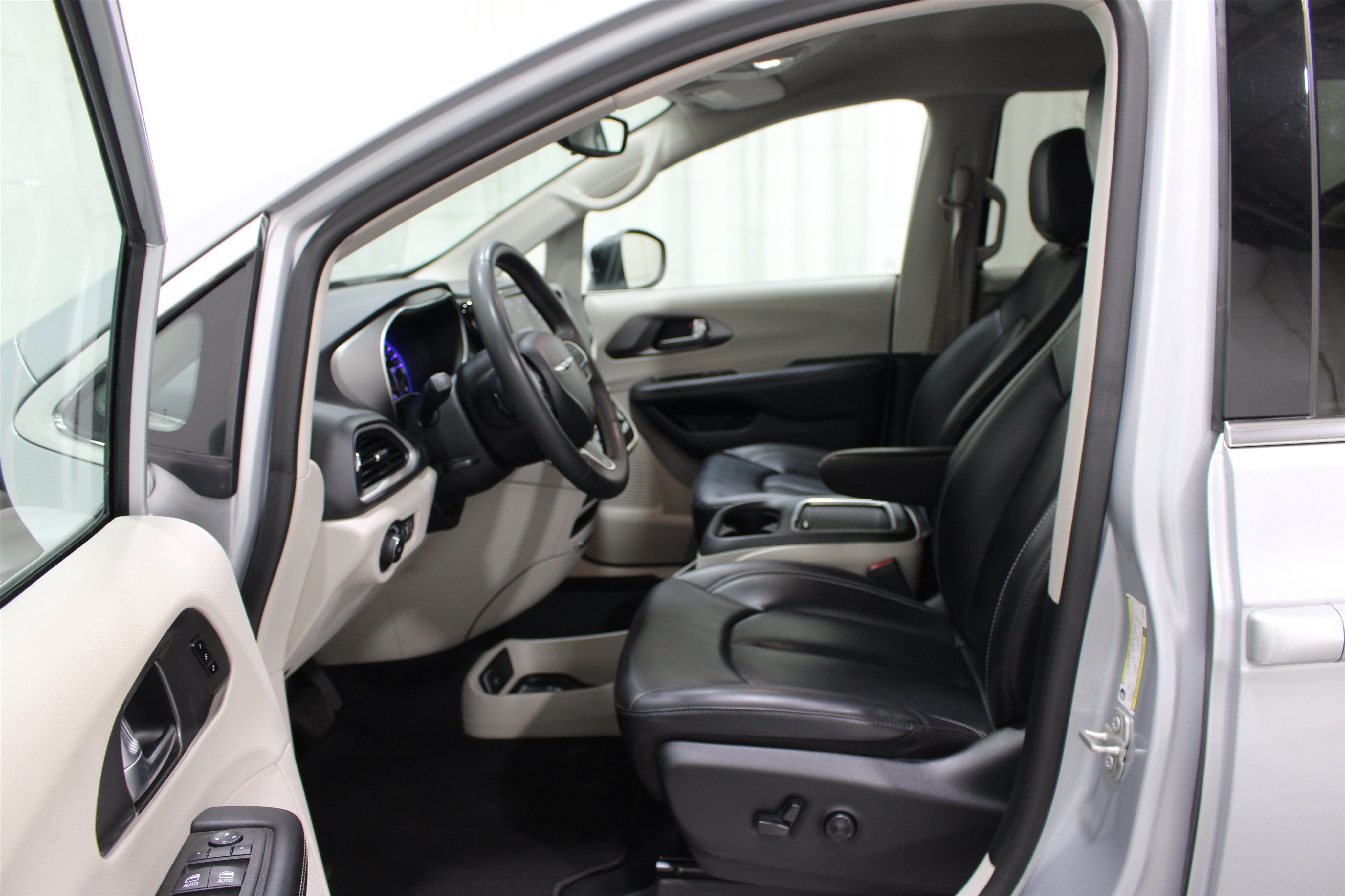 Used 2023 Chrysler Pacifica Touring-L FWD image 3