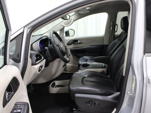 Used 2023 Chrysler Pacifica Touring-L FWD image 3