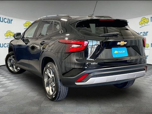 Used 2025 Chevrolet Trax LT w/ LT Convenience Package FWD image 4