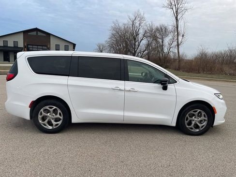 Used 2024 Chrysler Pacifica Limited w/ Trailer Tow Group image 2