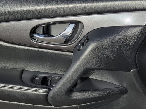 Used 2020 Nissan Rogue SV image 18