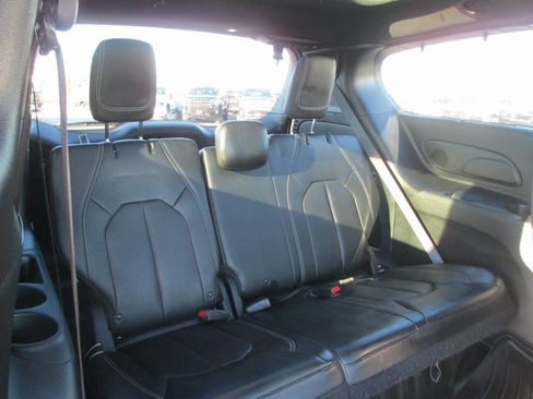 Used 2018 Chrysler Pacifica Touring-L Plus w/ Advanced Safetytec Group image 21