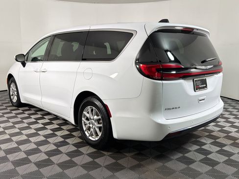 Used 2023 Chrysler Pacifica Touring-L FWD image 2