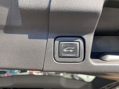 Used 2022 GMC Acadia SLE w/ Driver Convenience Package image 39