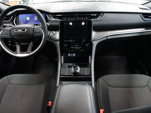 Used 2024 Jeep Grand Cherokee Laredo X image 27