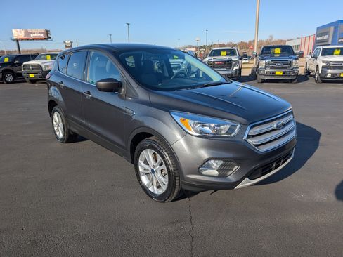 Used 2019 Ford Escape SE image 2