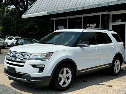 Used 2018 Ford Explorer XLT w/ Equipment Group 202A FWD image 3