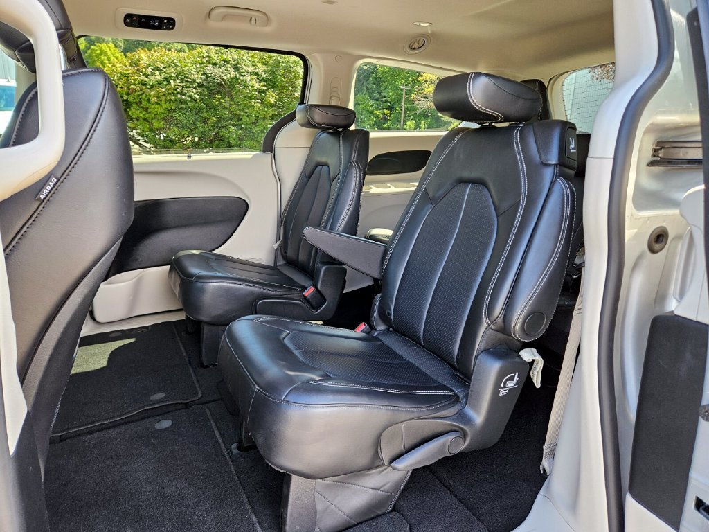 Used 2024 Chrysler Pacifica Touring-L FWD image 16