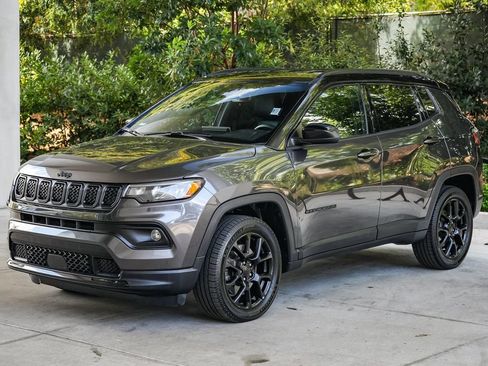 Used 2023 Jeep Compass Latitude AWD/4WD image 3