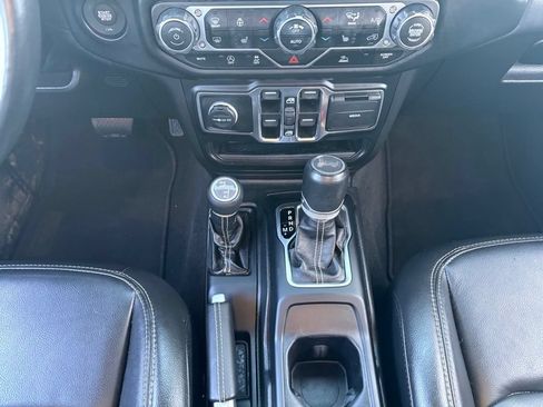 Used 2022 Jeep Wrangler Unlimited Sahara w/ LED Lighting Group AWD/4WD image 17