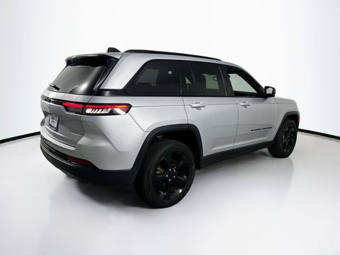 Used 2023 Jeep Grand Cherokee Altitude AWD/4WD image 5