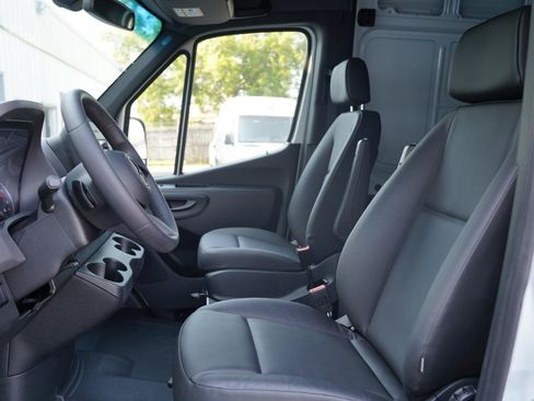 Used 2025 Mercedes-Benz Sprinter 2500 image 22