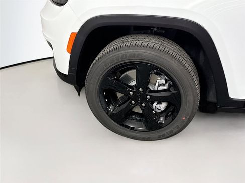 New 2025 Jeep Grand Cherokee L Altitude image 26