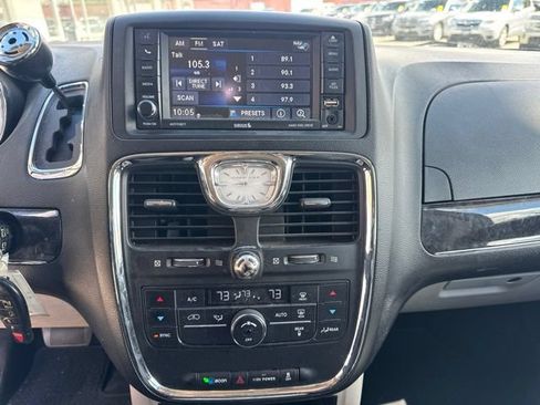 Used 2014 Chrysler Town & Country Touring FWD image 15
