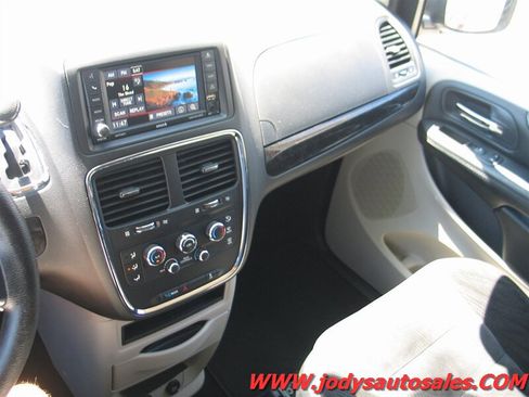 Used 2018 Dodge Grand Caravan SE w/ UConnect Hands-Free Group FWD image 17