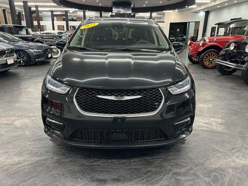 Used 2022 Chrysler Pacifica Touring-L image 2