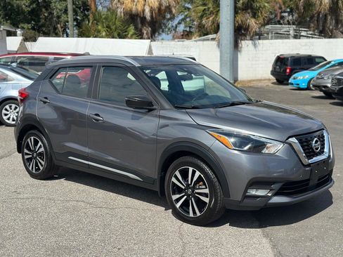 Used 2020 Nissan Kicks SR image 2