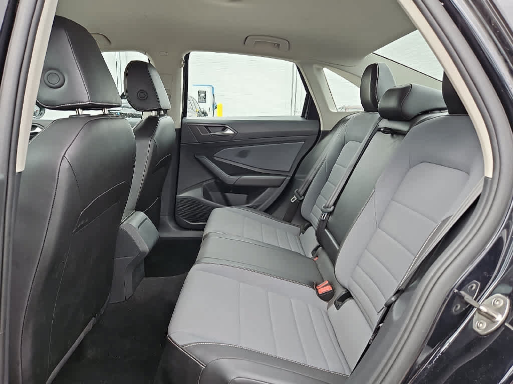 Used 2025 Volkswagen Jetta SE FWD image 9