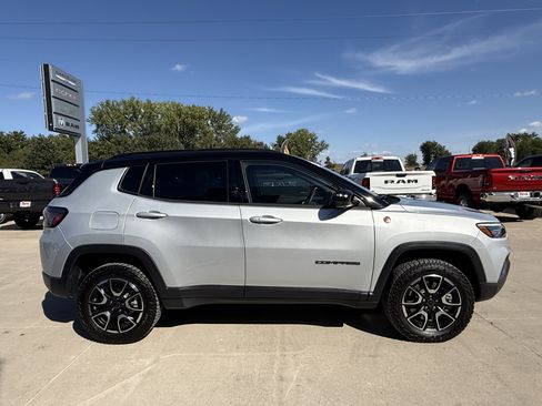 Used 2025 Jeep Compass Trailhawk w/ Trailhawk Elite Group AWD/4WD image 38