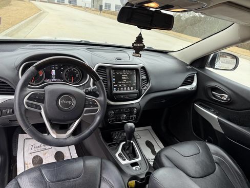 Used 2017 Jeep Cherokee Overland image 18