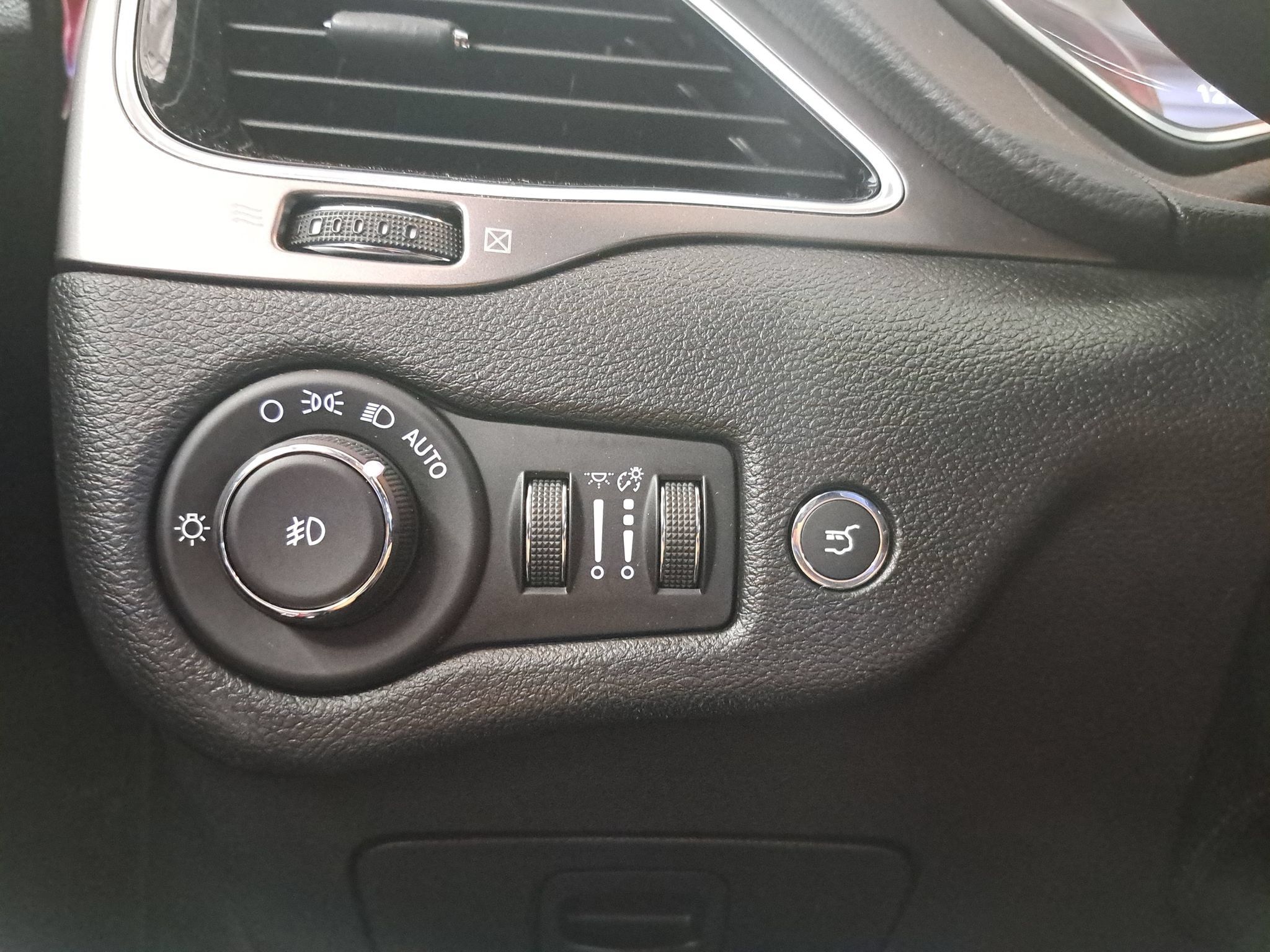 Used 2019 Jeep Cherokee Limited AWD/4WD image 27