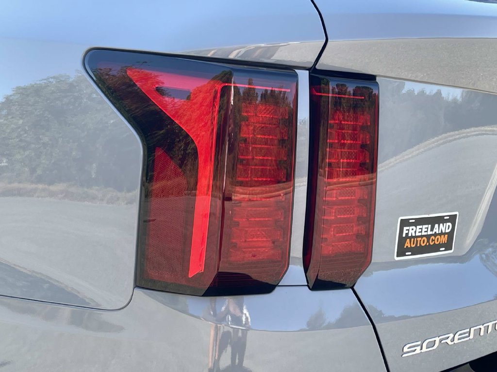 Used 2023 Kia Sorento S w/ Panoramic Sunroof Package AWD/4WD image 11