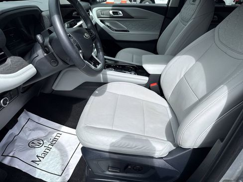 Used 2025 Ford Explorer Platinum w/ Ultimate Package image 8