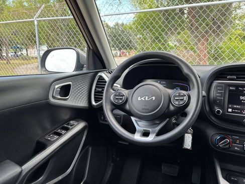 Used 2025 Kia Soul LX w/ LX Technology Package FWD image 32