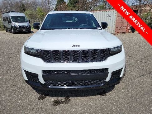 Used 2024 Jeep Grand Cherokee L Altitude AWD/4WD image 8