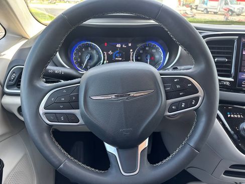 Used 2023 Chrysler Pacifica Touring-L FWD image 16