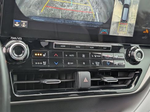 Used 2020 Toyota Highlander Limited image 16