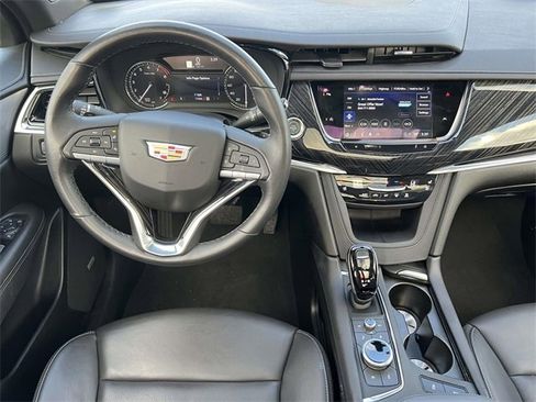 Used 2025 Cadillac XT6 Premium Luxury image 14