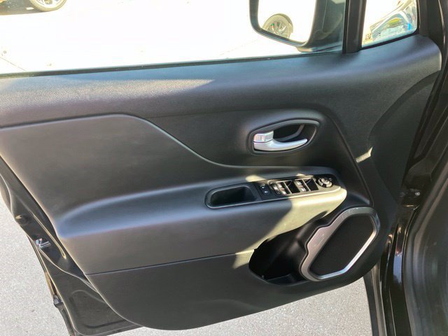 Used 2023 Jeep Renegade Latitude AWD/4WD image 9