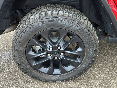 Used 2025 Jeep Wrangler Unlimited Sahara image 9