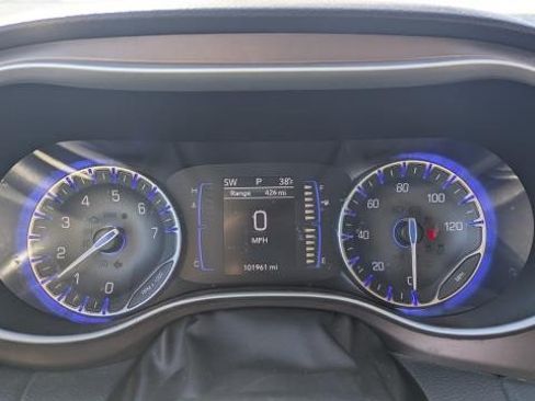 Used 2018 Chrysler Pacifica Touring-L FWD image 7