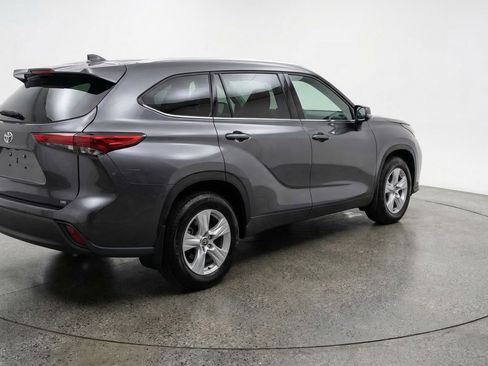 Used 2025 Toyota Highlander LE FWD image 9