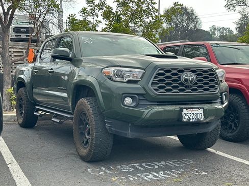 Used 2021 Toyota Tacoma TRD Sport w/ Technology Package RWD image 2