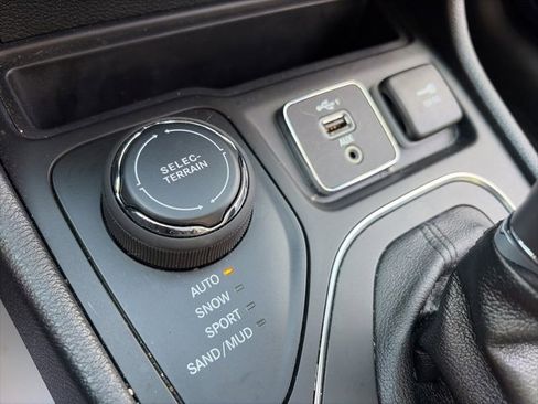 Used 2021 Jeep Cherokee Latitude Lux w/ Comfort/Convenience Group image 15