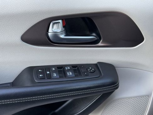 Used 2023 Chrysler Voyager LX image 25