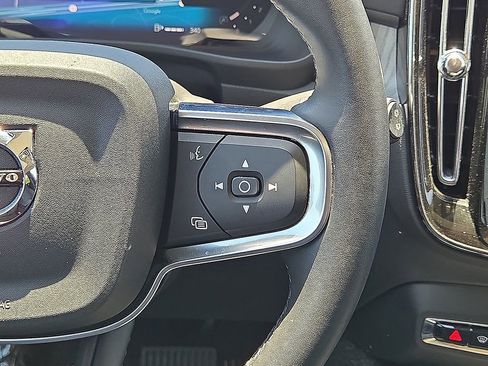 Certified 2025 Volvo XC40 B5 Core AWD/4WD image 21