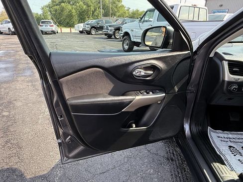 Used 2018 Jeep Cherokee Latitude w/ Altitude Package image 11