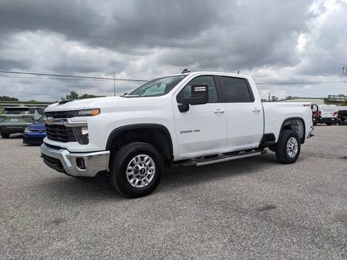 Used 2025 Chevrolet Silverado 2500 LT w/ Convenience Package AWD/4WD image 8